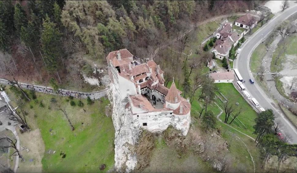 Cine e românul care participă la petrecerea miliardarilor, alături de Elon Musk, la castelul Bran 797257