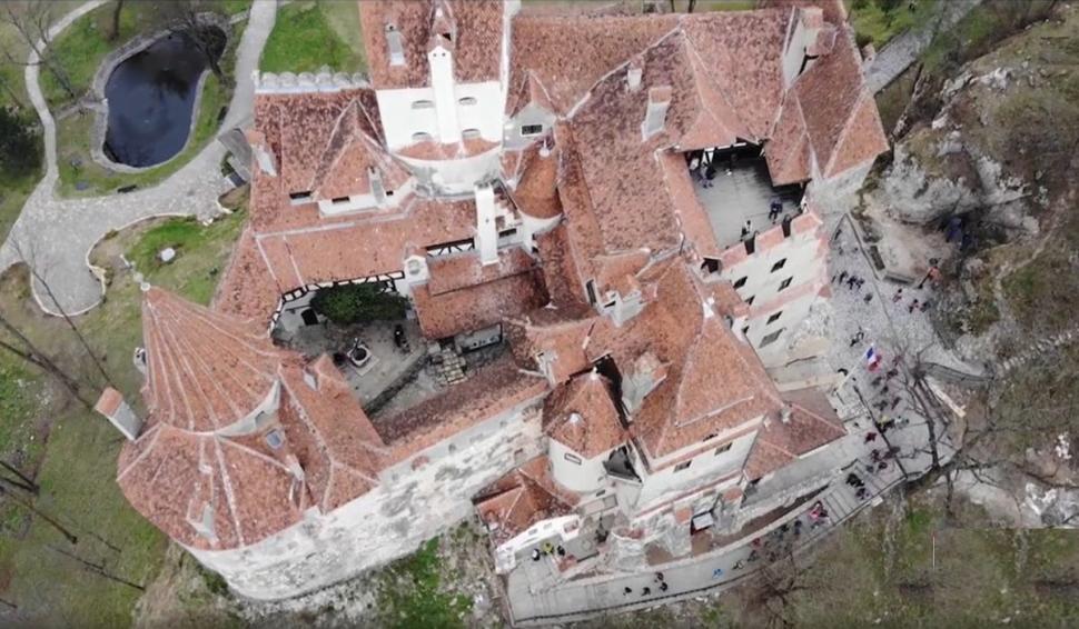 Cine e românul care participă la petrecerea miliardarilor, alături de Elon Musk, la castelul Bran 797258