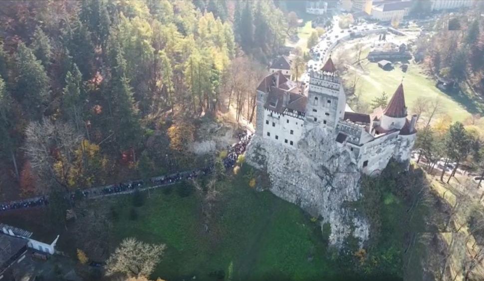 Cine e românul care participă la petrecerea miliardarilor, alături de Elon Musk, la castelul Bran 797259