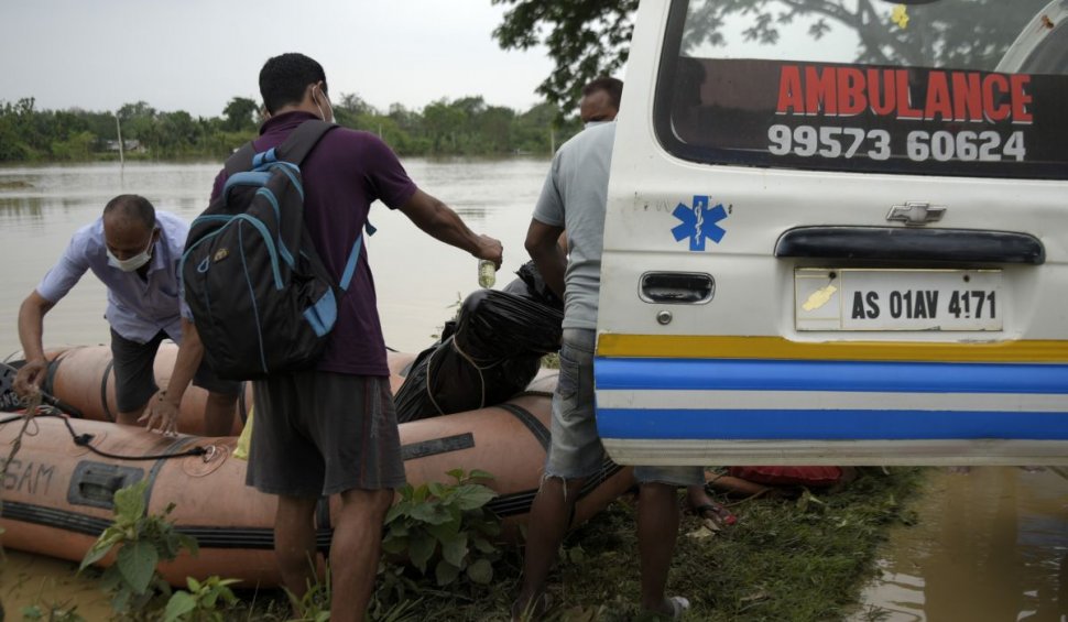 Zeci de oameni au murit după ce un pod s-a prăbuşit într-un râu, în India