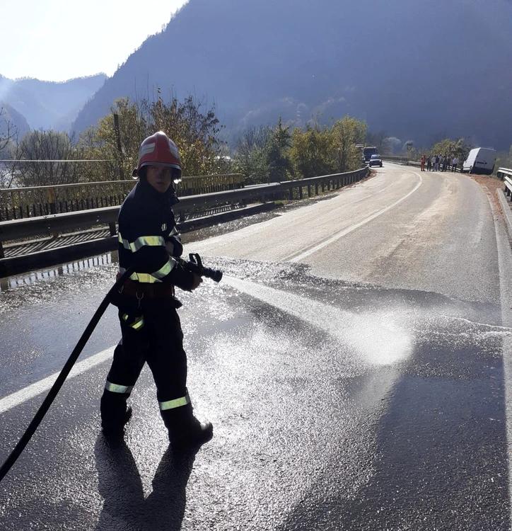 Borhotul scurs pe carosabil a făcut o cisternă să iasă în decor și să blocheze circulația pe Valea Oltului. Pompierii au fost chemați să spele șoseaua 797429
