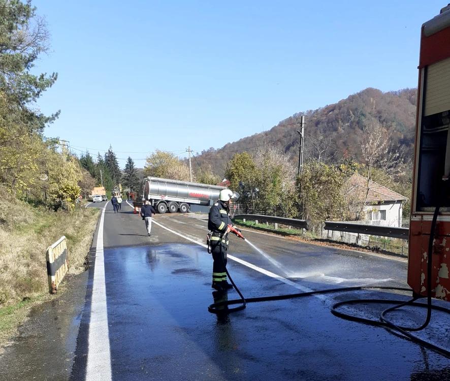 Borhotul scurs pe carosabil a făcut o cisternă să iasă în decor și să blocheze circulația pe Valea Oltului. Pompierii au fost chemați să spele șoseaua 797430