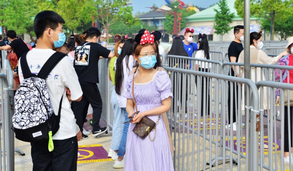 China a închis forțat mii de vizitatori în parcul Disneyland din Shanghai pentru a-i testa anti-Covid