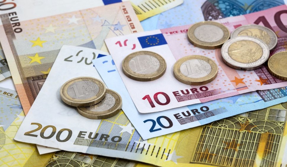 Creditele în euro, mai avantajoase datorită dobânzilor mici. Analist economic: ”Mare atenție la riscul valuta”