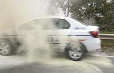 O maşină de Poliţie a luat foc în mers în Oradea. Autospeciala tocmai fusese scoasă din service 797493