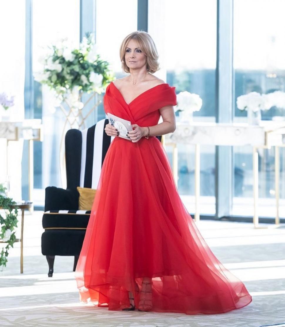 O recunoști? Azi este una dintre cele mai iubite prezentatoare din România 797350