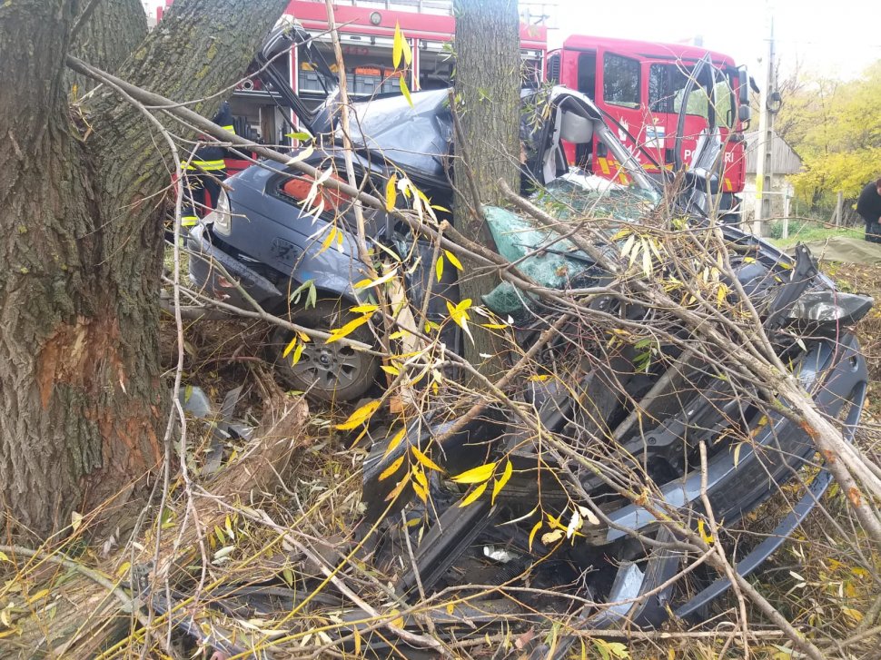 Tânăr de 22 de ani mort după ce mașina pe care o conducea a intrat într-un copac, în Vaslui