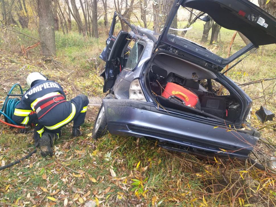 Tânăr de 22 de ani mort după ce mașina pe care o conducea a intrat într-un copac, în Vaslui 797377