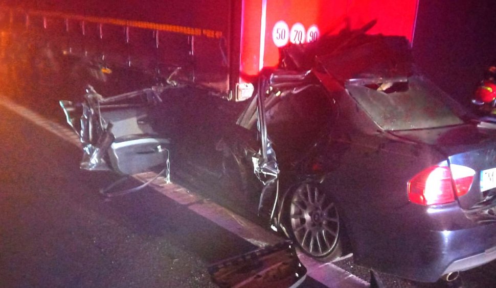 O tânără a murit pe loc după ce a intrat cu BMW-ul în TIR, într-un cumplit accident pe autostrada A1 la Arad