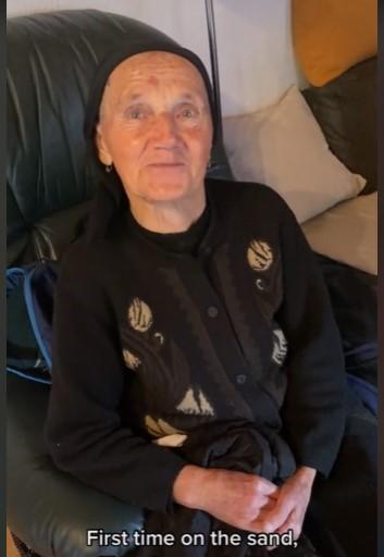 Reacţia emoţionantă a unei bunicuţe când a văzut prima dată marea: "Preţuiţi-vă părinţii şi bunicii atâta vreme cât îi aveţi" 797636