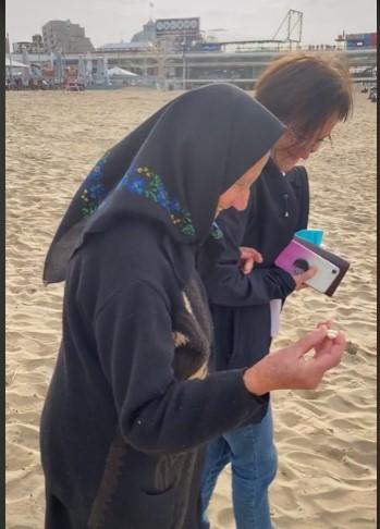 Reacţia emoţionantă a unei bunicuţe când a văzut prima dată marea: "Preţuiţi-vă părinţii şi bunicii atâta vreme cât îi aveţi" 797637