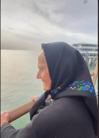 Reacţia emoţionantă a unei bunicuţe când a văzut prima dată marea: "Preţuiţi-vă părinţii şi bunicii atâta vreme cât îi aveţi" 797639