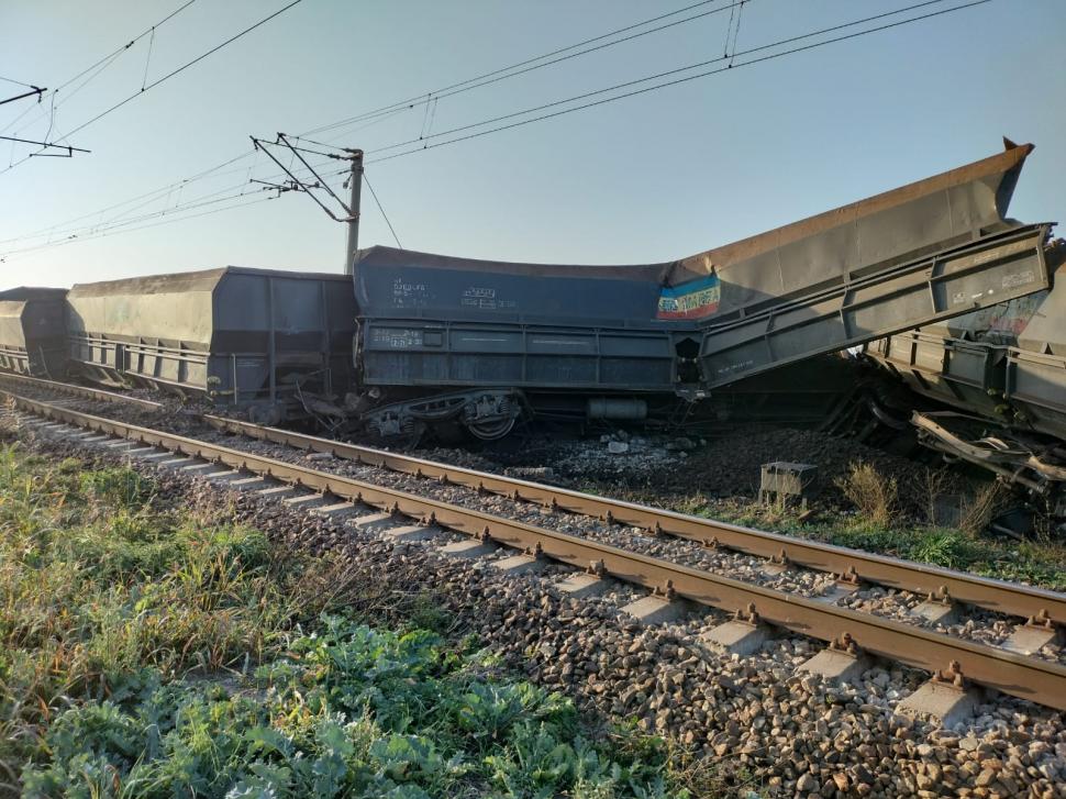 Un tren de marfă plin cu cărbune a deraiat la ieșire din Răcari. Circulația feroviară, complet blocată pe ruta Filiași - Coțofeni 797527
