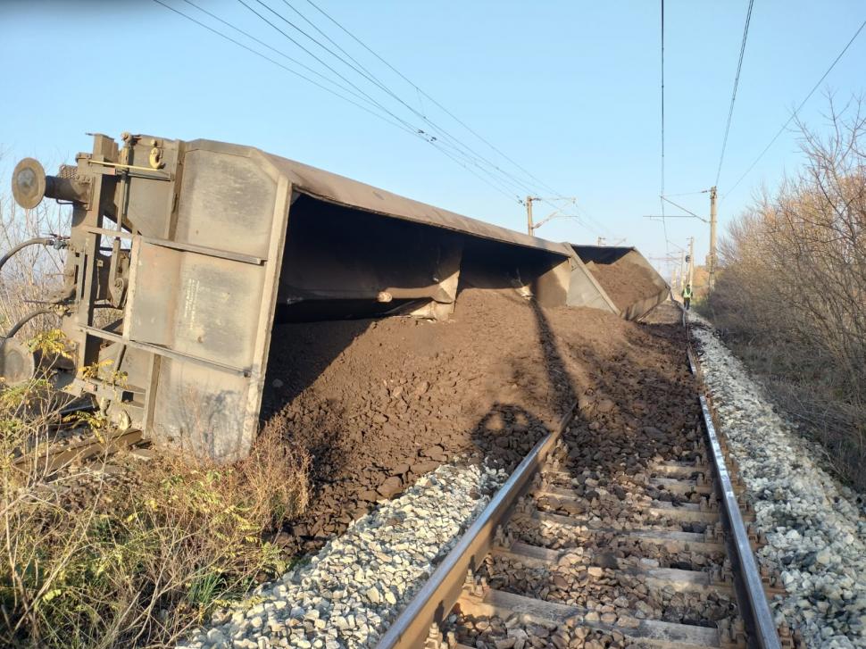 Un tren de marfă plin cu cărbune a deraiat la ieșire din Răcari. Circulația feroviară, complet blocată pe ruta Filiași - Coțofeni 797528
