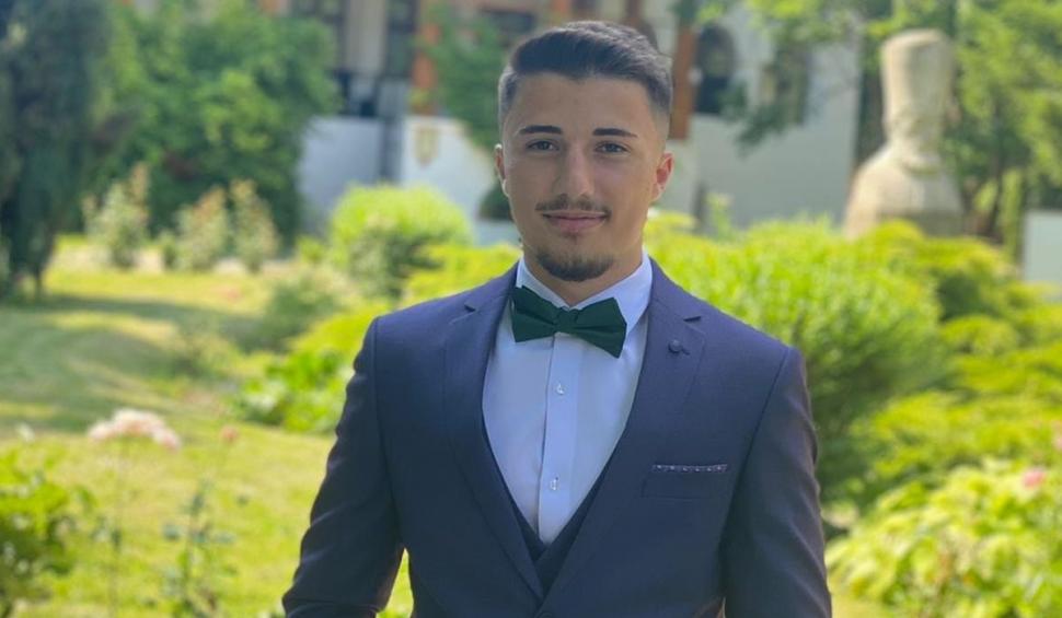Andrei a murit la 19 ani, după ce maşina în care era a rupt doi stâlpi, s-a izbit de un copac, apoi s-a făcut bucăţi, în Argeş 797731