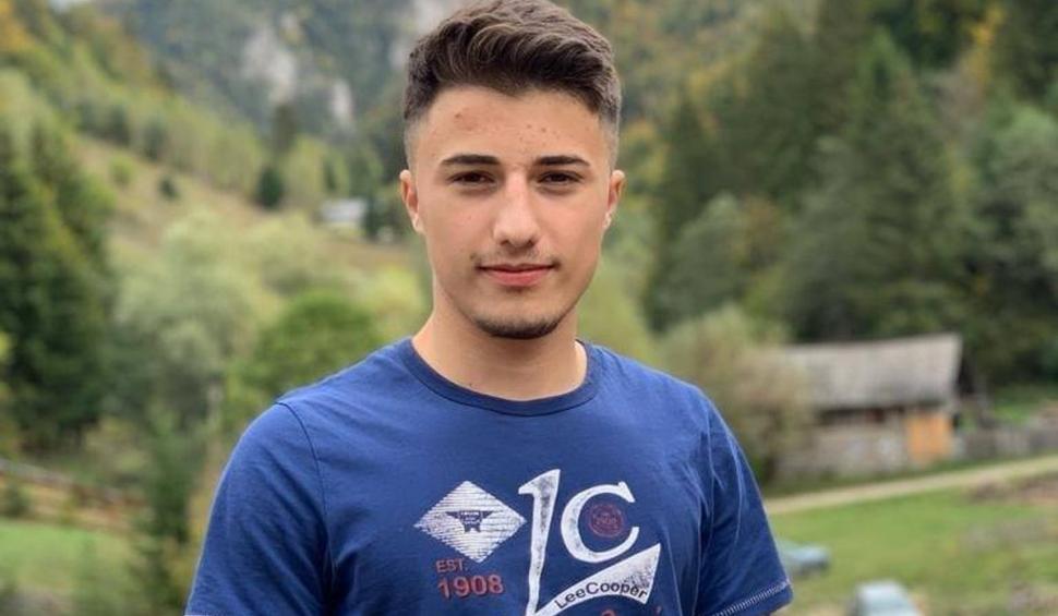 Andrei a murit la 19 ani, după ce maşina în care era a rupt doi stâlpi, s-a izbit de un copac, apoi s-a făcut bucăţi, în Argeş 797732