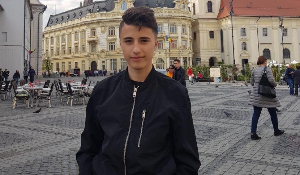 Andrei a murit la 19 ani, după ce maşina în care era a rupt doi stâlpi, s-a izbit de un copac, apoi s-a făcut bucăţi, în Argeş 797733