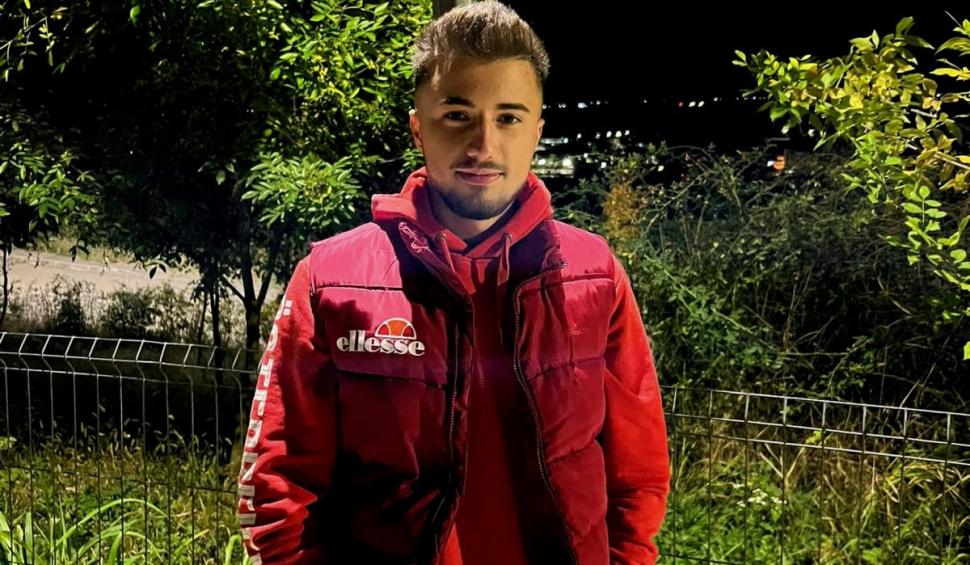 Andrei a murit la 19 ani, după ce maşina în care era a rupt doi stâlpi, s-a izbit de un copac, apoi s-a făcut bucăţi, în Argeş 797734
