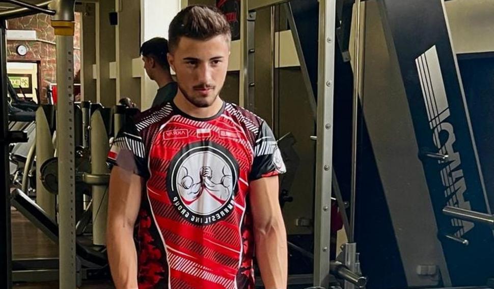 Andrei a murit la 19 ani, după ce maşina în care era a rupt doi stâlpi, s-a izbit de un copac, apoi s-a făcut bucăţi, în Argeş 797735