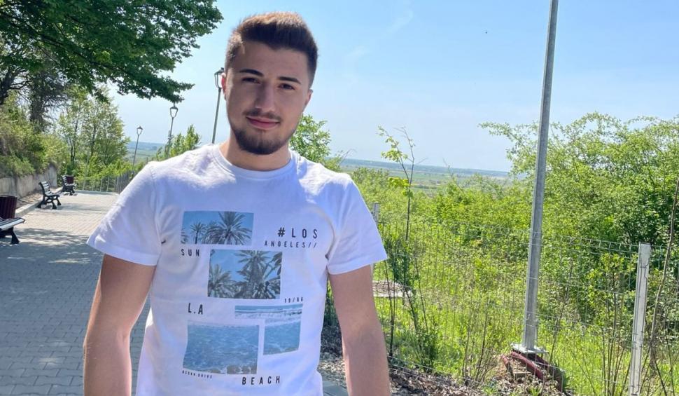 Andrei a murit la 19 ani, după ce maşina în care era a rupt doi stâlpi, s-a izbit de un copac, apoi s-a făcut bucăţi, în Argeş 797737