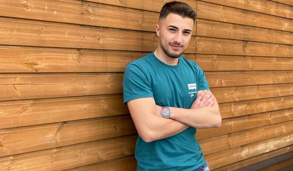 Andrei a murit la 19 ani, după ce maşina în care era a rupt doi stâlpi, s-a izbit de un copac, apoi s-a făcut bucăţi, în Argeş 797738