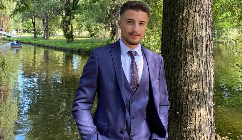 Andrei a murit la 19 ani, după ce maşina în care era a rupt doi stâlpi, s-a izbit de un copac, apoi s-a făcut bucăţi, în Argeş 797739