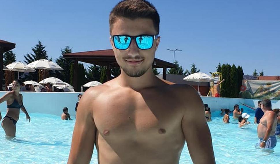 Andrei a murit la 19 ani, după ce maşina în care era a rupt doi stâlpi, s-a izbit de un copac, apoi s-a făcut bucăţi, în Argeş 797740