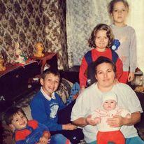 Recunoşti fetiţa din imagine? Astăzi este o cântăreaţă extrem de iubită 797699