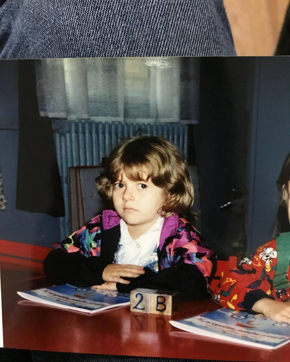 Recunoşti fetiţa din imagine? Astăzi este o cântăreaţă extrem de iubită 797700