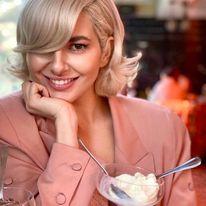 Recunoşti fetiţa din imagine? Astăzi este o cântăreaţă extrem de iubită 797701