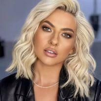 Recunoşti fetiţa din imagine? Astăzi este o cântăreaţă extrem de iubită 797702