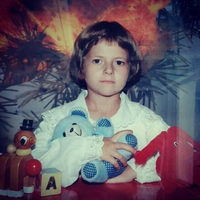 Recunoşti fetiţa din imagine? Astăzi este o cântăreaţă extrem de iubită 797705