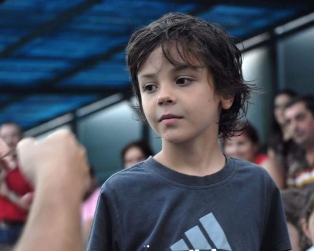 Recunoşti acest puşti simpatic? Astăzi este unul dintre cei mai serioşi şi de succes români 797945