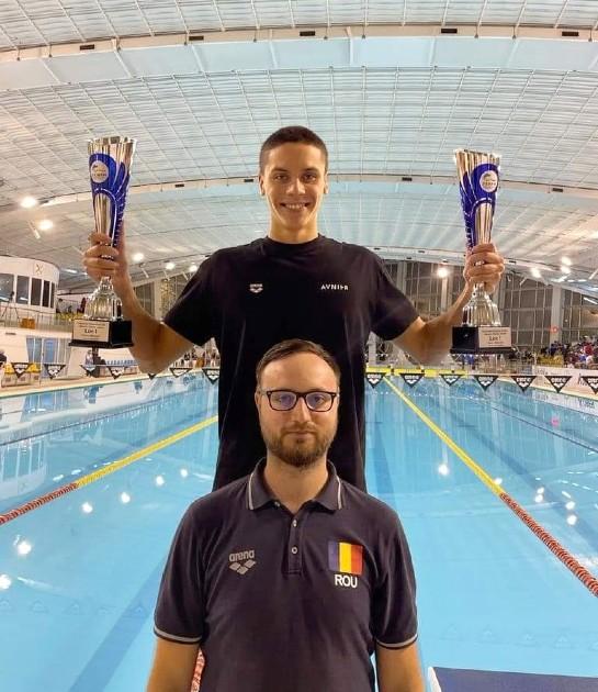 Recunoşti acest puşti simpatic? Astăzi este unul dintre cei mai serioşi şi de succes români 797956