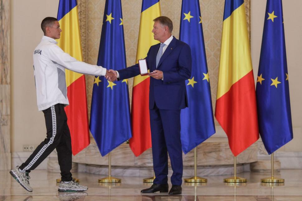 Recunoşti acest puşti simpatic? Astăzi este unul dintre cei mai serioşi şi de succes români 797966