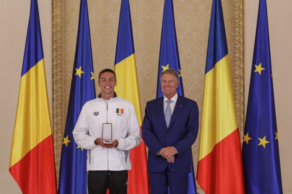 Recunoşti acest puşti simpatic? Astăzi este unul dintre cei mai serioşi şi de succes români 797969