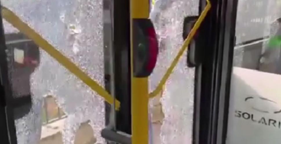 Autobuz devastat sub ochiii copiilor de un călător furios, la Baia Mare  798245