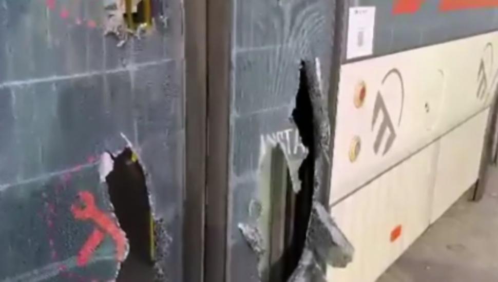 Autobuz devastat sub ochiii copiilor de un călător furios, la Baia Mare  798248