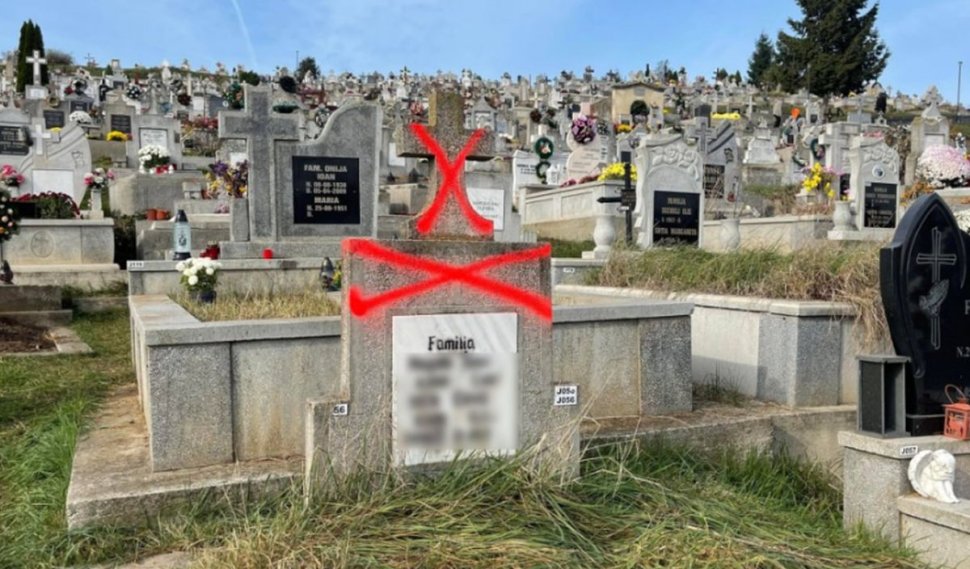 Motivul bizar pentru care unele cruci din cimitir au fost vopsite cu portocaliu, la Alba Iulia