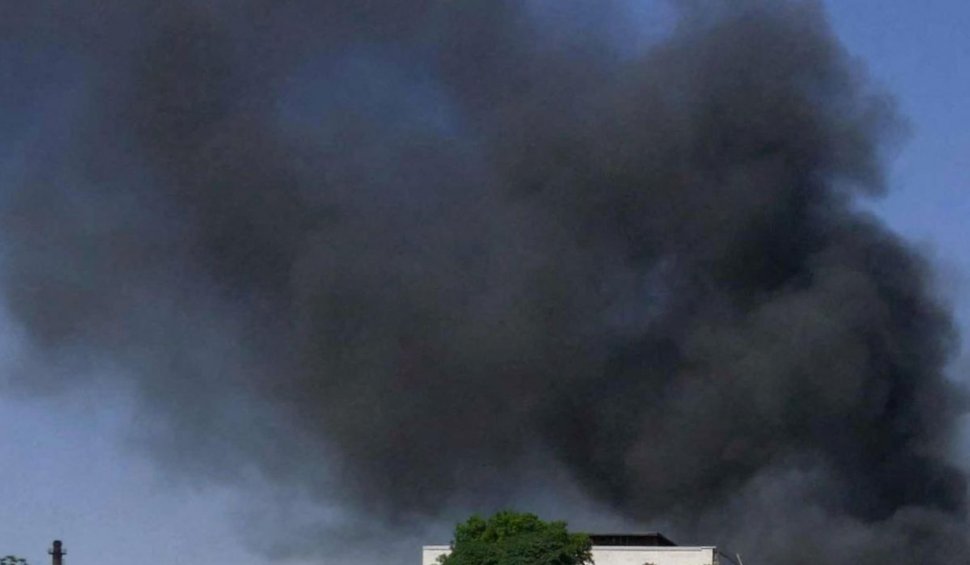 Explozii și fum lângă un aeroport din Herson