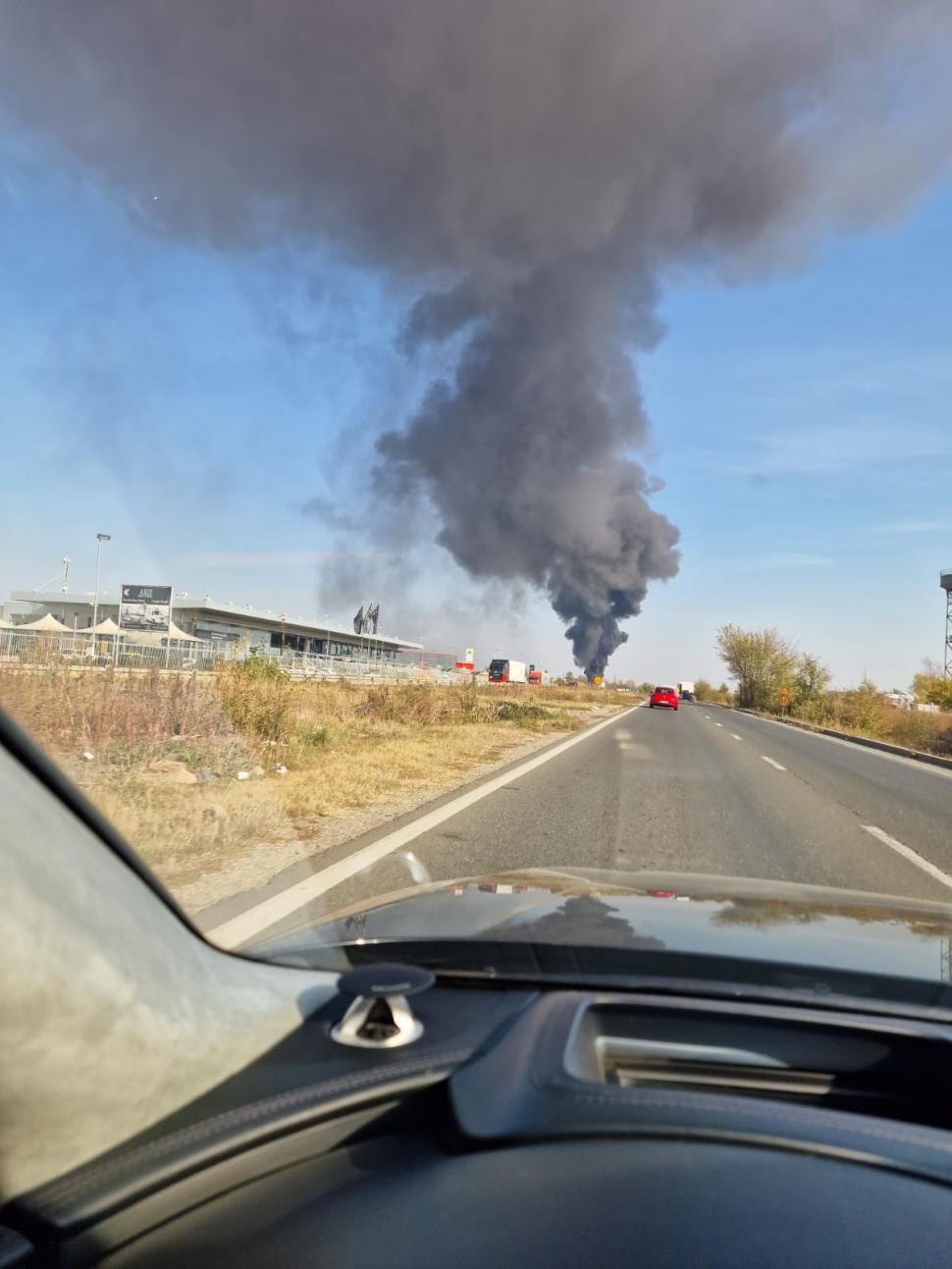 Incendiu puternic la un centru Remat din Chitila, lângă București. A fost trimis mesaj Ro-Alert: "Degajări mari de fum" 798176