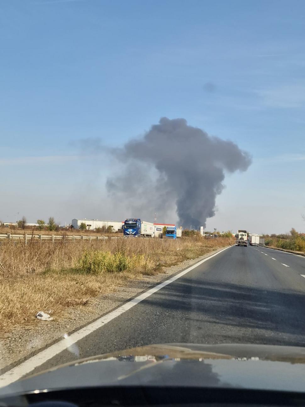 Incendiu puternic la un centru Remat din Chitila, lângă București. A fost trimis mesaj Ro-Alert: "Degajări mari de fum" 798177