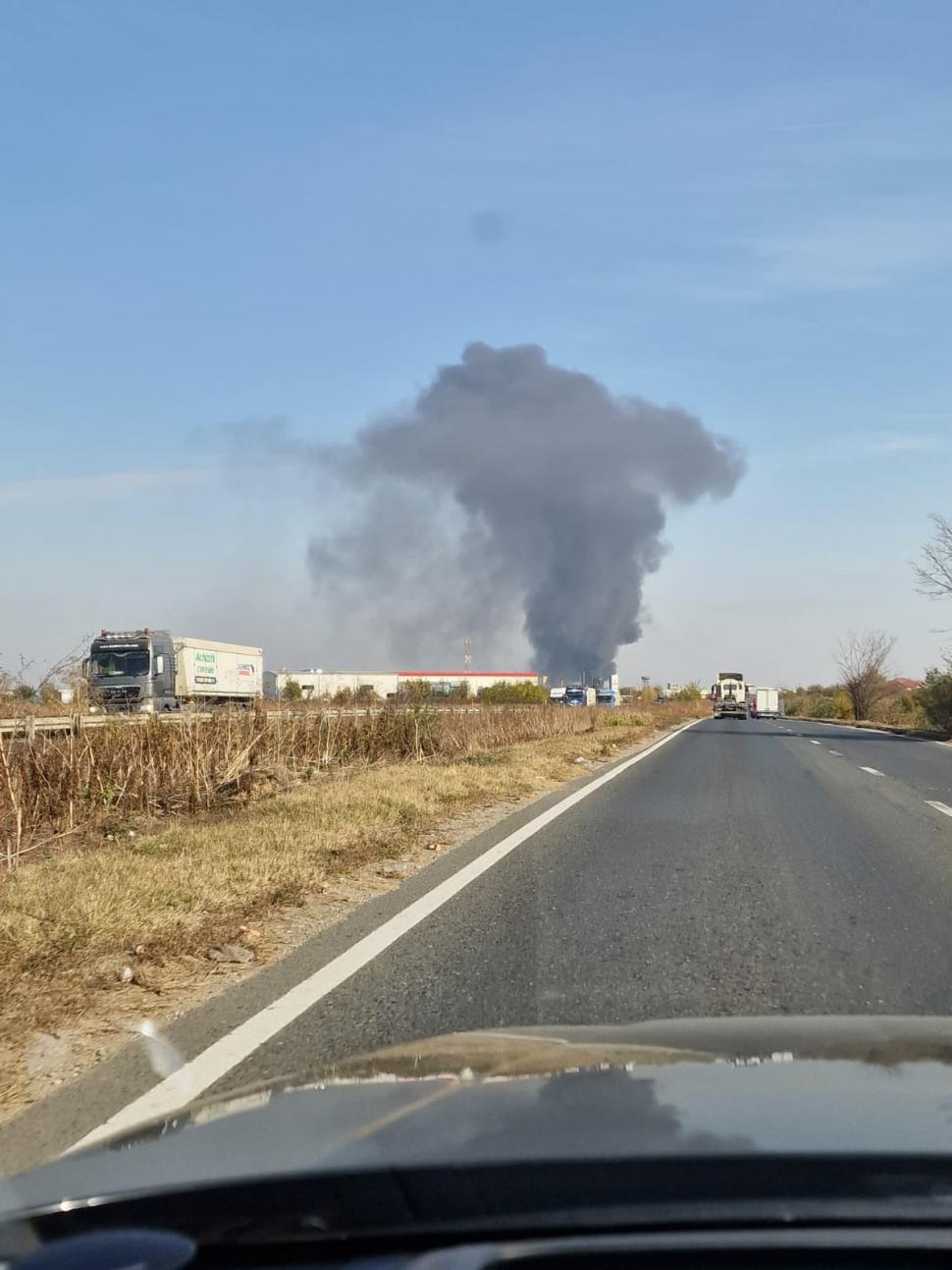 Incendiu puternic la un centru Remat din Chitila, lângă București. A fost trimis mesaj Ro-Alert: "Degajări mari de fum" 798179