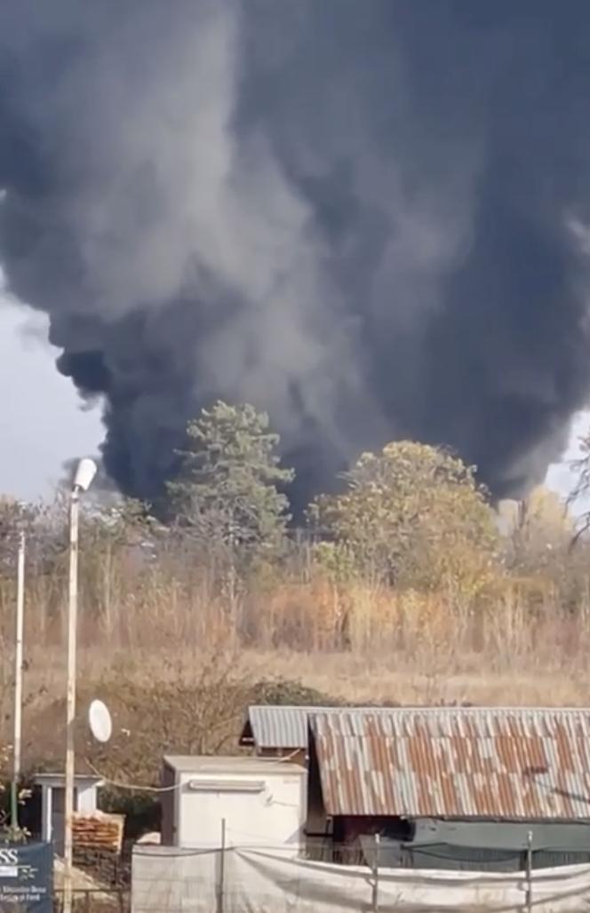 Incendiu puternic la un centru Remat din Chitila, lângă București. A fost trimis mesaj Ro-Alert: "Degajări mari de fum" 798180