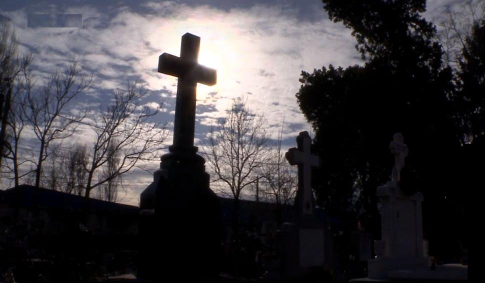 Un mort nu a mai ajuns la propria înmormântare. Sătenii au pregătit coliva, groapa şi pomeni pentru sufletul răposatului din Vaslui, dar slujba a fost anulată 798230