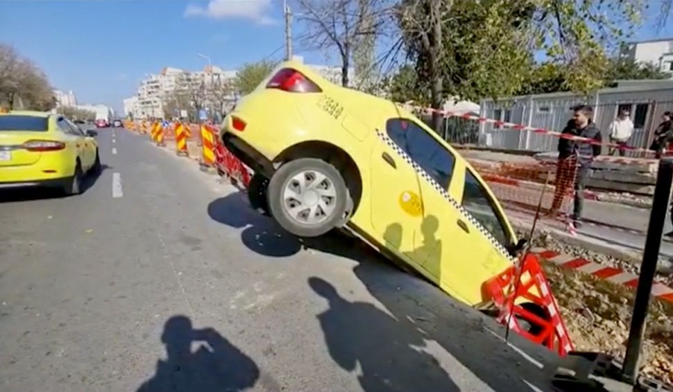 Imagini demne de cascadorii râsului: Taxi căzut în groapa săpată de muncitorii de la termoficare, în Constanța