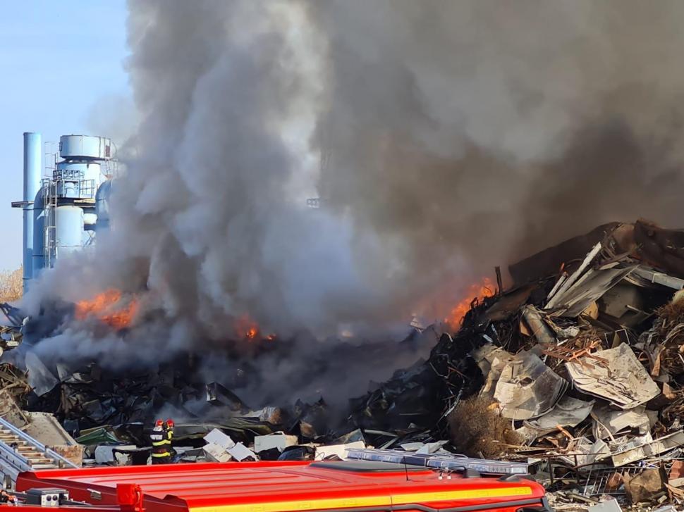 Incendiul de la centrul Remat din Chitila a fost stins după aproape 20 de ore 798350