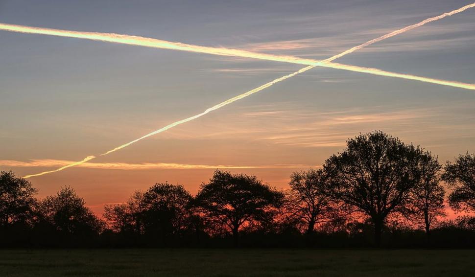 Ce sunt liniile albe de pe cer şi cine "le pulverizează"? Autoritatea Aeronautică, răspuns oficial pentru un deputat român 798399