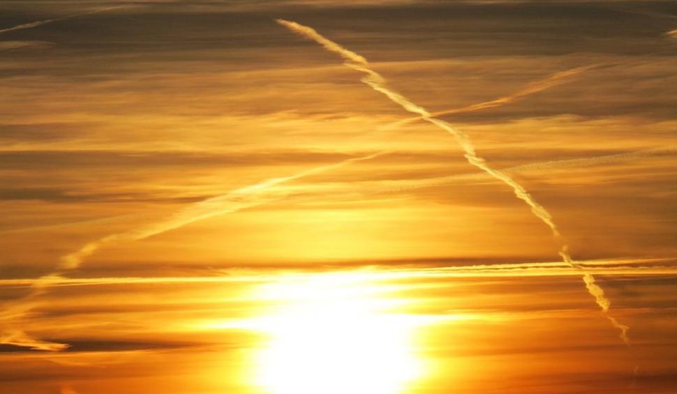 Ce sunt liniile albe de pe cer şi cine "le pulverizează"? Autoritatea Aeronautică, răspuns oficial pentru un deputat român 798400