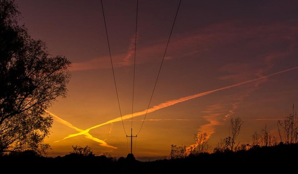 Ce sunt liniile albe de pe cer şi cine "le pulverizează"? Autoritatea Aeronautică, răspuns oficial pentru un deputat român 798401